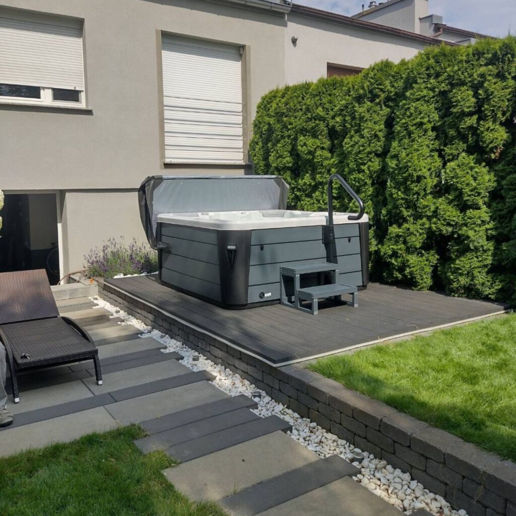 spa-eva-z-pokrywa-schodkami-w-ogrodzie