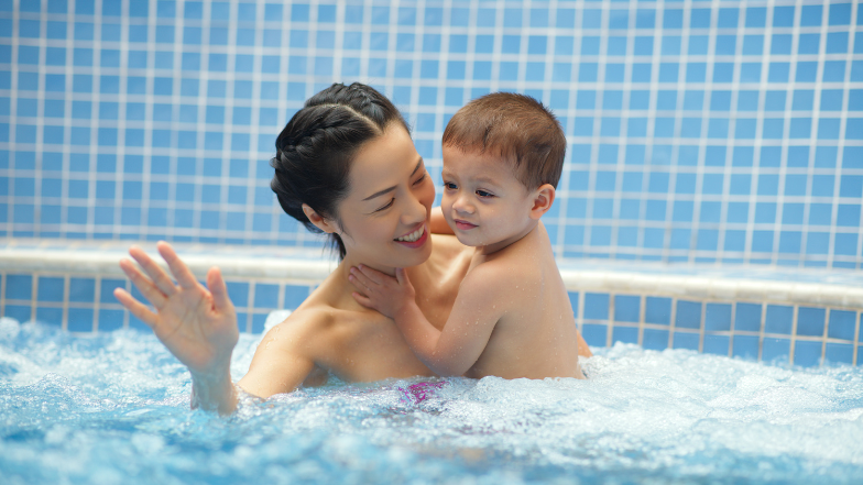 Bebê em uma jacuzzi