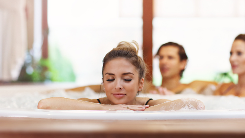 Relaxe na jacuzzi durante uma festa na piscina. Relaxe na jacuzzi durante uma festa na piscina.