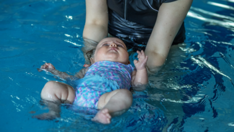 Criança pequena - banho de jacuzzi
