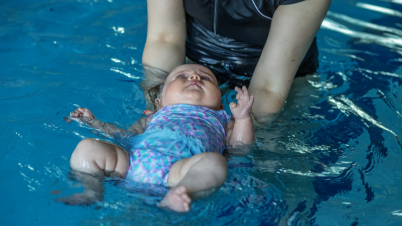 Criança pequena - banho de jacuzzi